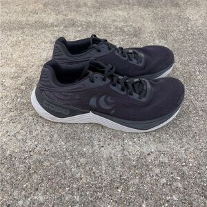 Topo Athletic Ultrafly 5 Black and Gray Running Shoes
